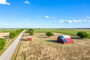 Barn with Texas flag on top owned by a farmer looking at his Medicare eligibility.
